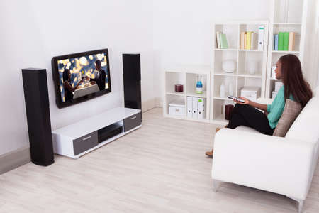 Side, kilátás, fiatal nŠnéz tv a nappaliban royalty free stock ...