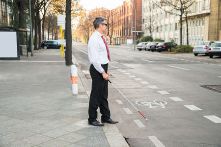 Ritratto di una tenda uomo maturo Crossing Strada Tenere Stick