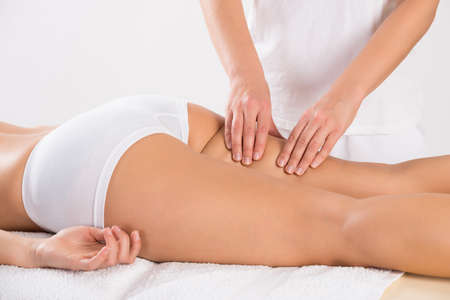 Massage: Моделируются женского заказчику получать массаж ног в салоне Фото со стока