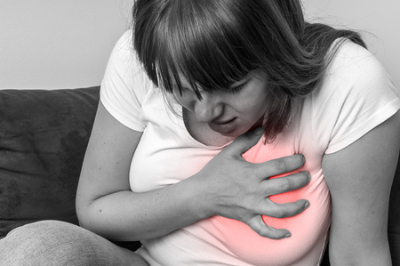 心臓発作 胸の痛みを持っている女性 の写真素材 画像素材 Image