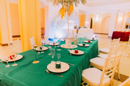 グリーンのテーブル クロスをかけた結婚式のテーブル 豪華なレストランで結婚式のお祝い の写真素材 画像素材 Image