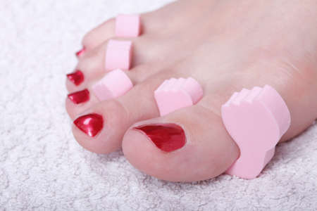Primer Plano De Los Pies De Las Mujeres Con Las Unas Pintadas De Color Rojo Sin Preocupaciones La Podologia Fotos Retratos Imagenes Y Fotografia De Archivo Libres De Derecho Image 11688621