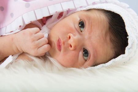 生まれたばかりの女の子が幸せで 白い毛の毛布でリラックスした ピンクの服を着て横になっています の写真素材 画像素材 Image 生まれたばかりの女の子が幸せで 白い毛の毛布でリラックスした ピンクの服を着て横になっています の写真素材 画像素材 Image