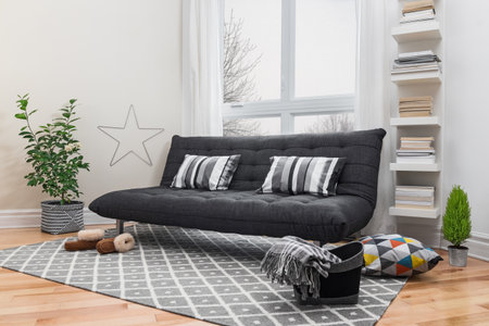 Grüne pflanzen im wohnzimmer, mit sofa, lampe und bücher in den ... Sofa lampe