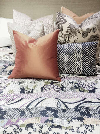 Bett Mit Bunten Floralen Design Bettwäsche Und Vielen Kissen ... Bett Mit Bunten Floralen Design Bettwäsche Und Vielen Kissen ...