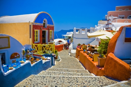 Typical and amazing colorful street in oia city santorini greece Imagens