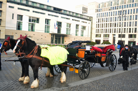 ベルリン ドイツ 16年7月24日 パリ広場の馬車 これは 都市を訪問する一般的な方法です の写真素材 画像素材 Image