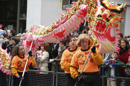 ロンドン イギリス 07 年 2 月 18 日 たくさんの訪問者は中国の新年の祭典の間に通りを行します 中国 の新年のお祝いは ロンドンの一番好きな行事のひとつです の写真素材 画像素材 Image