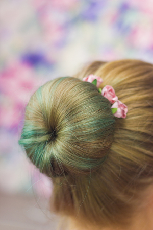 髪型ちょんまげ緑の女性のうなじ色の髪とそれのピンクのバラのヘアピン ピンク背景にフィールドの浅い深さをクローズ アップ の写真素材 画像素材 Image 8072