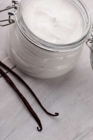 手作り Diy 天然日焼け止め ココナッツ オイル ココア バニラ シアバター日焼け止め の写真素材 画像素材 Image