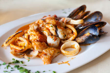 混合 Diablitos スタイル 熱帯ロス ヒガンテスの地元のレストランで提供しています新鮮な揚げスパイシー シーフード プレートは テネリフェ島 スペインのカナリア島します スペイン料理 の写真素材 画像素材 Image 混合 Diablitos スタイル 熱帯ロス ヒガンテスの地元のレストランで提供しています新鮮な揚げスパイシー シーフード プレートは テネリフェ島 スペインのカナリア島します スペイン料理 の写真素材 画像素材 Image