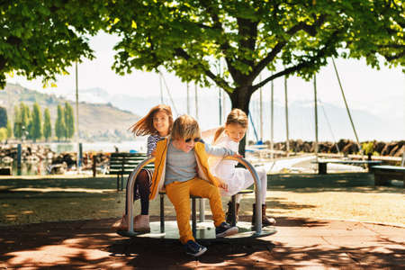 2 人の子供の遊び場で楽しい時を過します 非常に晴れた日に公園のメリーゴーランドで遊ぶスタイリッシュな子供たち 愛らしい子供友達が一緒に時間を過ごす の写真素材 画像素材 Image 2 人の子供の遊び場で楽しい時を過します 非常に晴れた日に公園のメリーゴーランドで遊ぶスタイリッシュな子供たち 愛らしい子供友達が一緒に時間を過ごす の写真素材 画像素材 Image