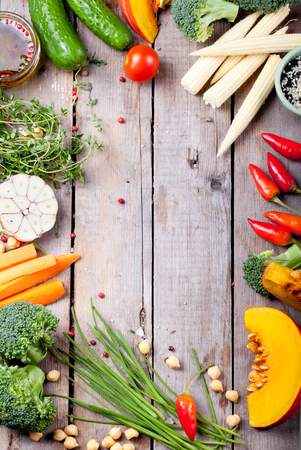 Gros plan de diverses crudités colorées