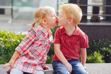 お互いにキスを抱きしめる2つの白い白人白人かわいいかわいい面白い子供の男の子と女の子のグループの肖像画 愛の友情の楽しいコンセプト 永遠に親友 の写真素材 画像素材 Image お互いにキスを抱きしめる2つの白い白人白人かわいいかわいい面白い子供の男の子と女の子のグループの肖像画 愛の友情の楽しいコンセプト 永遠に親友 の写真素材 画像素材 Image