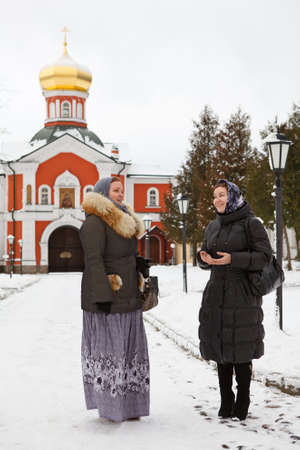 薪で冬服のロシア女性 の写真素材 画像素材 Image