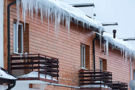 張り出したつららと雪の家の屋根 の写真素材 画像素材 Image