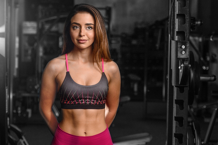 かなり白人のセクシーなフィットネス ジムで女性モデルをクローズ アップ ダイエット上半身裸のトレーニング 6 パック医療生活クランチで腹筋コンセプト男 の写真素材 画像素材 Image