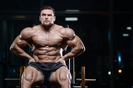 残忍なセクシーな強いボディービルダー運動フィットネスマンは 腹筋のトレーニングボディービルの概念の背景をポンプアップ ジム裸の胴体でヘルスケアフィットネスエクササイズをしている筋肉ハンサムな男性 の写真素材 画像素材 Image