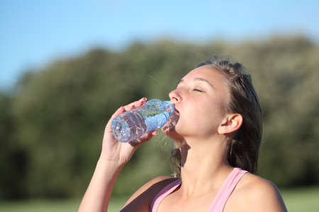 背景の青い空のペットボトルから水を飲む美しい女性のプロフィール の写真素材 画像素材 Image 0924 背景の青い空のペットボトルから水を飲む美しい女性のプロフィール の写真素材 画像素材 Image 0924