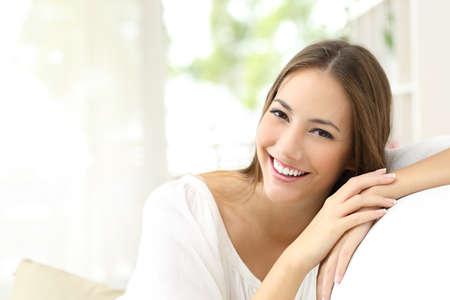Mulher de beleza com sorriso perfeito branco olhando para a câmera em casa Foto de archivo - 50532393