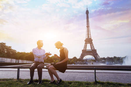 Schone Alte Karte Von Paris Eiffelturm Und Die Hand Mit Papier Herz Bei Sonnenaufgang Lizenzfreie Fotos Bilder Und Stock Fotografie Image 53083816