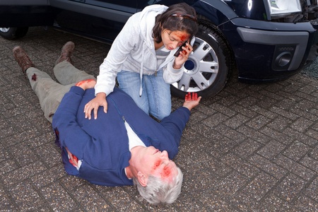 負傷した女性および車の事故後の遺体 の写真素材 画像素材 Image 負傷した女性および車の事故後の遺体 の写真素材 画像素材 Image