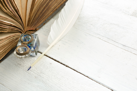 羽根ペン 青インク ポット 素朴な白い塗られたテーブルの上の中世の本 の写真素材 画像素材 Image
