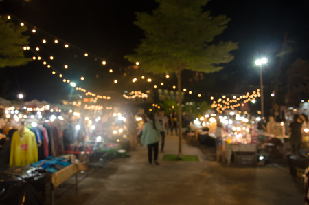 背景の使用のための日祭りで屋台を歩く人々を抽象的なぼかし の写真素材 画像素材 Image
