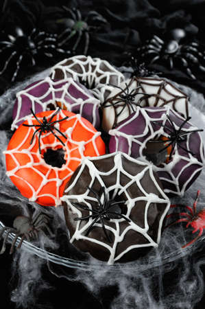 ハロウィンのためのクモの下で飾られたガラス張りのドーナツ の写真素材 画像素材 Image