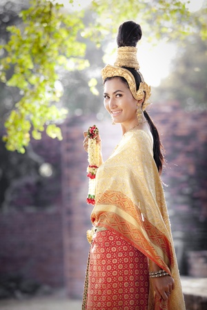 アジアの女性がポーズをタイの民族衣装に身を包んだ の写真素材 画像素材 Image アジアの女性がポーズをタイの民族衣装に身を包んだ の写真素材 画像素材 Image