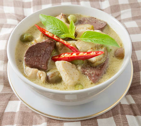 Bol De Curry Vert épicé Thaïlandais Avec Aubergine Verte Poulet Et Lait De Coco Lune Des Recettes De Curry Les Plus Célèbres Au Monde