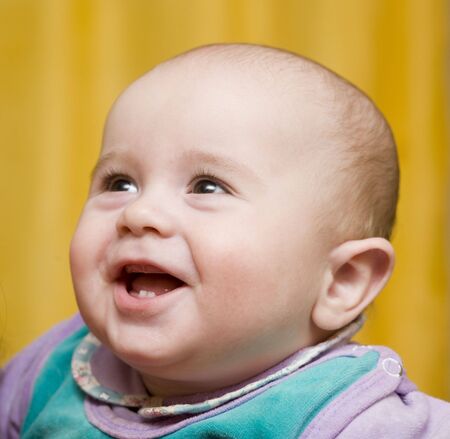 かなり小さい笑う赤ちゃんのハーフ顔の肖像画 の写真素材 画像素材 Image かなり小さい笑う赤ちゃんのハーフ顔の肖像画 の写真素材 画像素材 Image