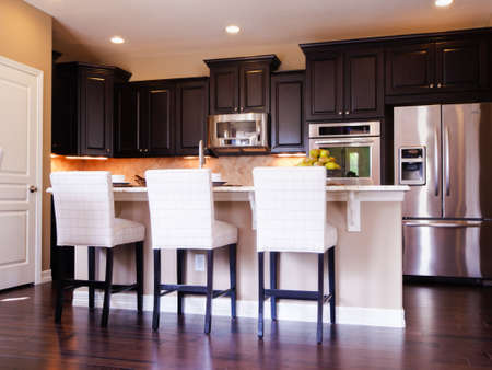 Cocina Moderna Con Gabinetes De Madera Y Electrodomesticos De