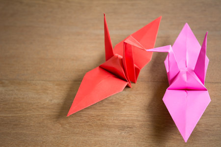 Eine Gruppe Von Roten Origami Huhn Auf Hölzernen Hintergrund