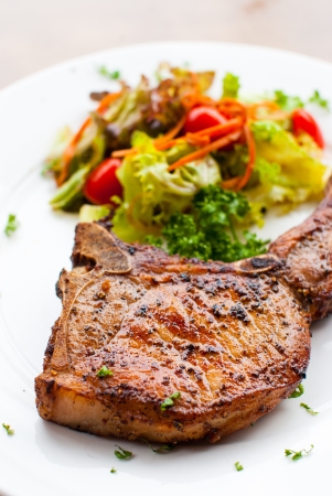 grilled pork: Thịt heo chop với salad đóng lên