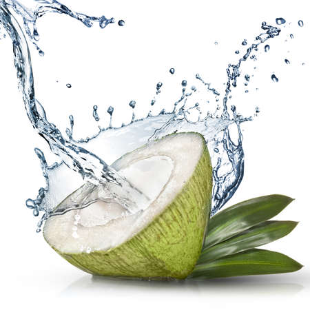 coconut: Dừa xanh với splash nước bị cô lập trên nền trắng