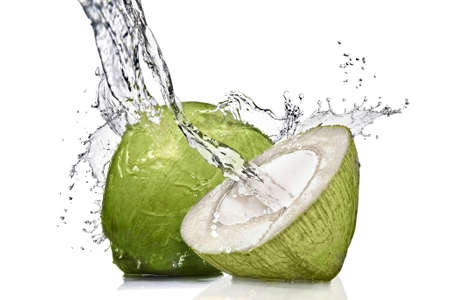 coconut: giật gân của nước trên dừa xanh cô lập trên nền trắng Kho ảnh