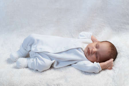 日光の白い毛皮で眠っている新生児の赤ちゃん の写真素材 画像素材 Image