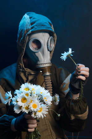 79659731-das-foto-des-m%C3%A4dchens-in-der-gasmaske-auf-grauen-g%C3%A4nsebl%C3%BCmchen-des-hintergrundes-c.jpg