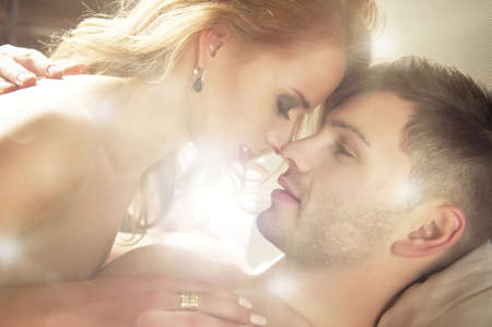 21375102-sexy-joven-pareja-bes%C3%A1ndose-y-jugando-en-la-cama.jpg?ver=6