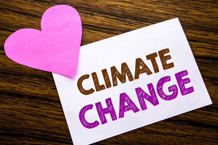 気候変動を示すテキストキャプションのインスピレーションを手書き 地球温暖化のためのビジネスコンセプト ノート紙に書かれた メガネペンとマーカーで木製の背景 の写真素材 画像素材 Image