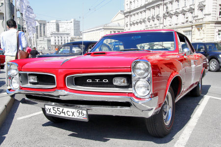 モスクワ ロシア連邦 6 月 2 日アメリカ筋肉車ポンティアック Gto で競合している 年次 L U C ショパール古典的な週末のラリーで 13 年 6 月 2 日に モスクワ ロシア の写真素材 画像素材 Image