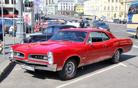 モスクワ ロシア連邦 6 月 2 日アメリカ筋肉車ポンティアック Gto で競合している 年次 L U C ショパール古典的な週末のラリーで 13 年 6 月 2 日に モスクワ ロシア の写真素材 画像素材 Image