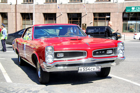 モスクワ ロシア連邦 6 月 2 日アメリカ筋肉車ポンティアック Gto で競合している 年次 L U C ショパール古典的な週末のラリーで 13 年 6 月 2 日に モスクワ ロシア の写真素材 画像素材 Image