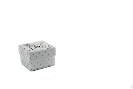 白の模様 ゴールデン リボン弓 白い背景 コピー スペース 上面と水平方向の画像の分離と単一の真珠のようなギフト ボックスのクローズ アップ の 写真素材 画像素材 Image