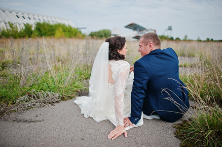 結婚式のカップルの背景の空港の飛行機 の写真素材 画像素材 Image