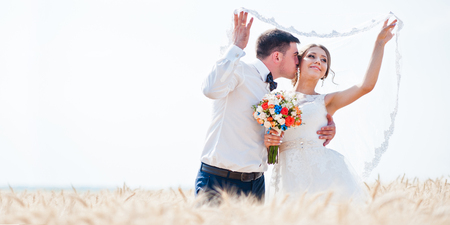 晴れた日に麦畑でおしゃれで幸せな結婚式のカップル の写真素材 画像素材 Image 晴れた日に麦畑でおしゃれで幸せな結婚式のカップル の写真素材 画像素材 Image