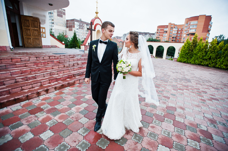 教会での結婚式のカップルの手でろうそくの火 の写真素材 画像素材 Image