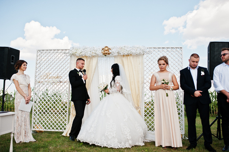 素晴らしい結婚式の司会 結婚式のカップル最高とブライドメイドのマンします の写真素材 画像素材 Image