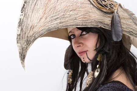黒い羽と影の白い背景にカラスの頭を持つ魔女やシャーマンハロウィーンの衣装を着た美しい女の子 の写真素材 画像素材 Image 黒い羽と影の白い背景にカラスの頭を持つ魔女やシャーマンハロウィーンの衣装を着た美しい女の子 の写真素材 画像素材 Image